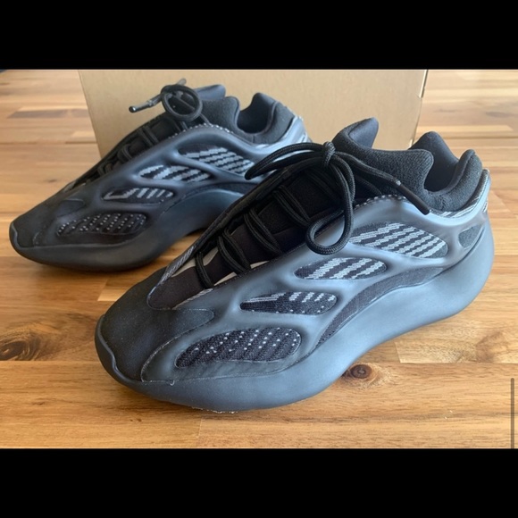 Yeezy 700 V3 - Picture 4 of 5